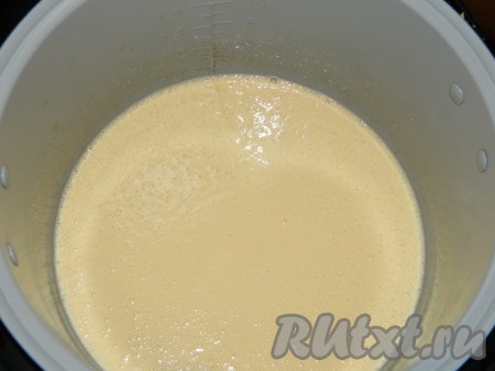 Вылить в форму и испечь. Я пекла бисквит в мультиварке на режиме "Выпечка" 50 минут.
