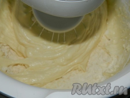 Добавить муку, соду, ванилин и быстро перемешать.