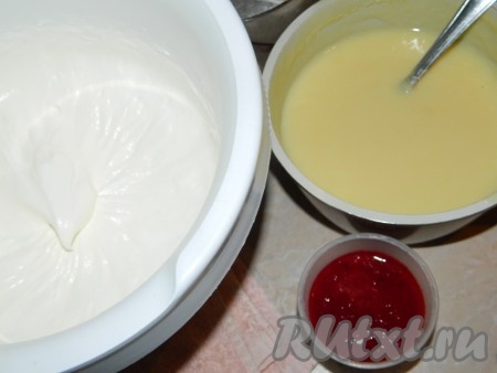 Затем взбить сливки. Добавить к ним малиновое пюре и густеющую массу. Аккуратно и хорошенько все перемешать до однородности.
