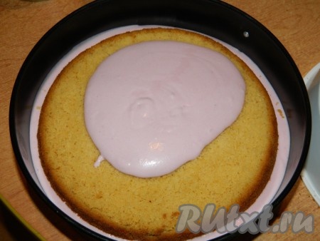 Наш бисквит, разрезанный на 3 части, прослаиваем кремом, поочередно заливая коржи в разъемной форме.
