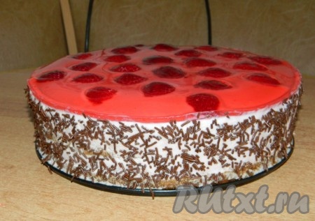 Острым ножом отделяем торт от стенок формы и снимаем её. По желанию украшаем бока малинового торта. Перекладываем на тарелку.

