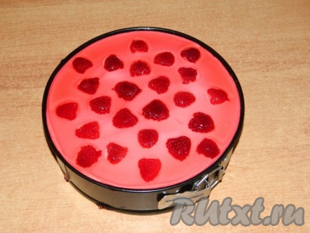 Заливаем торт. И ставим в холод минут на 15.