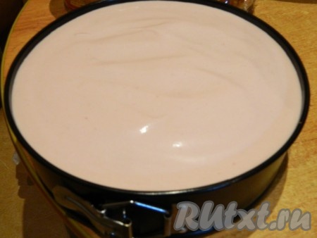 И вот такой малиновый торт ставим в холодильник на несколько часов для застывания.
