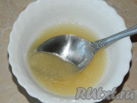 Делаем крем.
Замочить желатин в воде минут на 30. 
Яйца взбить.