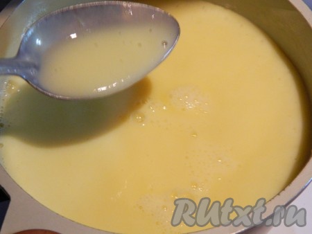 Соединить с яйцами и немного проварить на медленном огне до легкого загустения. Затем ввести нагретый желатин и хорошо перемешать, чтобы желатин равномерно распределился. Массу остудить и подождать, когда она начнет желироваться - густеть.
