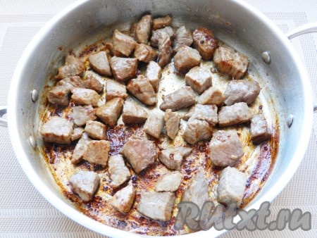 Говядину нарезать средними кусочками и обжарить на разогретом растительном масле до золотистой корочки.
