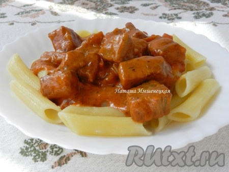 Тушеная говядина с морковью и луком
