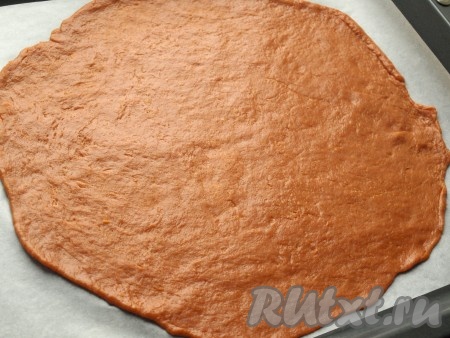 Выпекаем каждый корж на противне, застеленном бумагой для выпечки, в духовке, разогретой до 200 градусов, в течение 5 минут.
