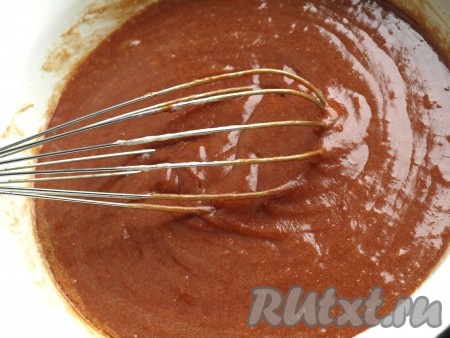 Полученную массу тщательно перемешиваем венчиком.