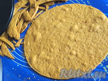 Диаметр моих коржей 28 см. Обрезки сохраняем.
