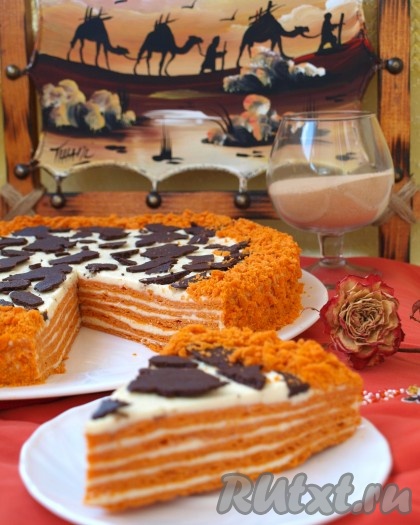 Когда торт "Сахара" пропитается, он легко режется на порции. Изумительно вкусное лакомство можно подавать к столу.
