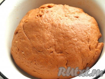 Замешиваем тесто и убираем в холодильник минут на 30.
