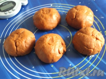 Затем делим тесто на 5 равных частей.
