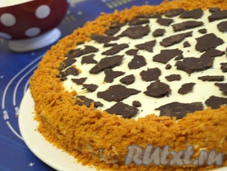 Даём торту часа два пропитаться при комнатной температуре.
