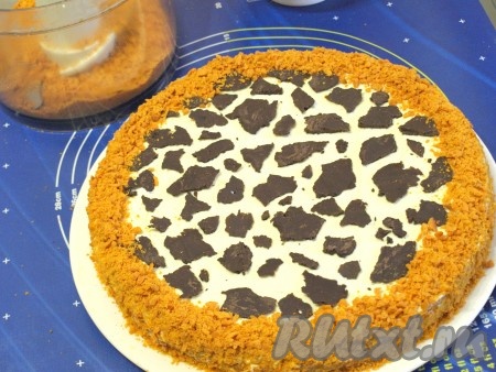 Оставшиеся обрезки коржей измельчаем и обсыпаем ими бока торта.
