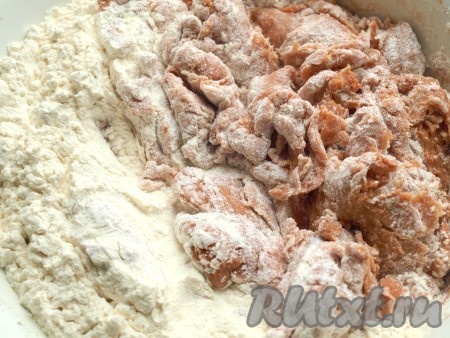 Добавляем просеянную муку с разрыхлителем и тщательно перемешиваем.