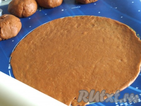 Каждую часть теста раскатываем достаточно тонко.
