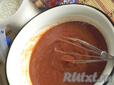 Полученную массу тщательно перемешиваем венчиком.