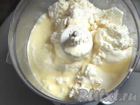 Взбиваем творог, сгущенку и сметану до однородной массы. Сливочное масло взбиваем отдельно и добавляем в творожную массу. Получившийся крем убираем ненадолго в холодильник (крем должен чуть загустеть).
