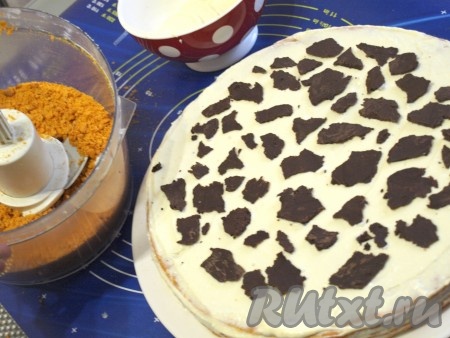 На водяной бане растапливаем шоколад, выкладываем на силиконовый коврик, даём застыть, а потом разламываем на кусочки произвольной формы. Украшаем верхний корж торта "Сахара" застывшим шоколадом.
