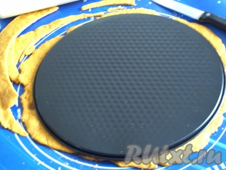 Коржам даём остыть, а затем с помощью дна от разъёмной формы (или тарелки) обрезаем коржи.
