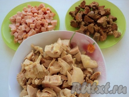 Куриное мясо порезать небольшими кусочками. Ветчину нарезать мелким кубиком.