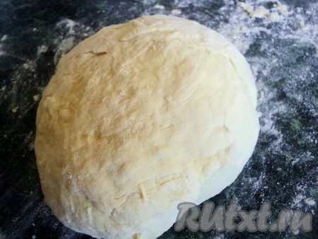 За день до приготовления начинки испечь коржики. К кефиру добавить яйцо, соль, сахар, соду&nbsp; и постепенно муку. Замешиваем тесто по консистенции чуть мягче, чем на вареники.