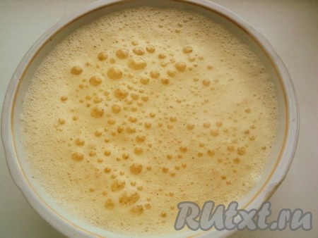 Яйца взбить миксером&nbsp; с солью, перцем и кориандром. Добавить измельченную печень и ветчину.