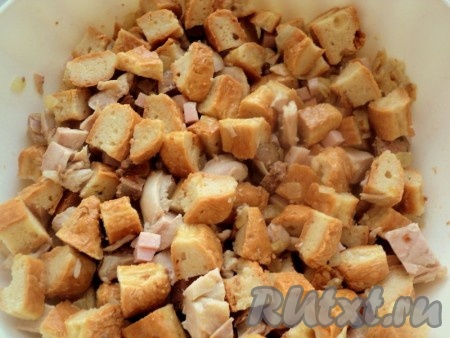 Порезать коржики на кубики размером 1,5х1,5 см. Сложить в миску и залить 1,5 чашками куриного бульона. Добавить поджаренный лук, кусочки куриного мяса, ветчины и печени, хорошо перемешать.

