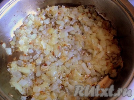 Лук поджарить до золотистого цвета.