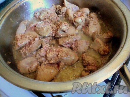 Печень порезать кусочками и поджарить на растительном масле.