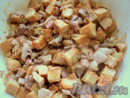 Добавить яичную смесь к остальным ингредиентам, перемешать.