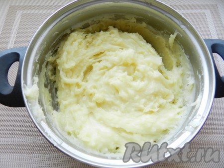 Горячий картофель размять в пюре с добавлением сливочного масла.