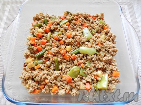 В форму для выпечки выложить обжаренный с овощами фарш.