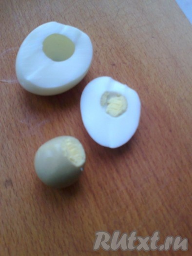 Срезать немного низ для устойчивости, срезать верх так, чтобы можно было достать желток, но не сильно, вынуть желток.