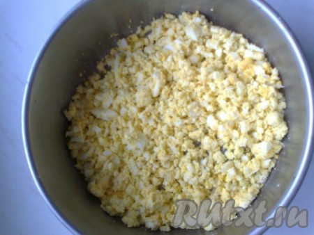 Желтки и оставшийся белок размять вилкой.