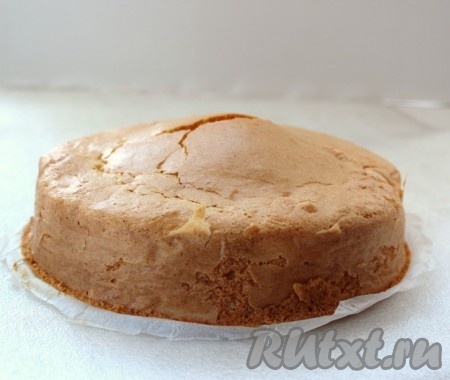 Готовый бисквит достаньте из духовки, остудите в форме, затем освободите от бортиков и дна формы. Ароматный, нежный бисквит с кокосовой стружкой можно использовать для формирования тортов или просто подать к чаю.