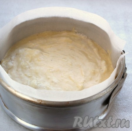 Форму для выпечки застелите пергаментной бумагой (или смажьте маслом) и вылейте воздушное, в меру густое бисквитное тесто, равномерно распределите. Бисквит с кокосовой стружкой выпекайте в разогретой духовке при температуре 180 градусов минут 40. Готовность проверьте, проколов бисквит сухой зубочисткой (если после прокалывания бисквита на зубочистке нет следов теста и она осталась сухой, значит доставайте выпечку из духовки).