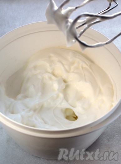 В отдельной глубокой посуде взбейте белки миксером в пышную пену. Белки должны быть хорошо охлаждены.&nbsp;Затем, постепенно добавляя сахар, продолжайте взбивать белки миксером до устойчивых пиков.