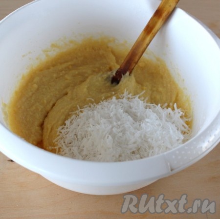 Затем влейте ледяную воду и растительное масло, перемешайте миксером, добавьте кокосовую стружку и ещё раз перемешайте кокосовое тесто.