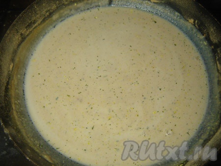 Добавляем приправу в молоко
