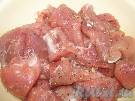 Мясо солим, перчим