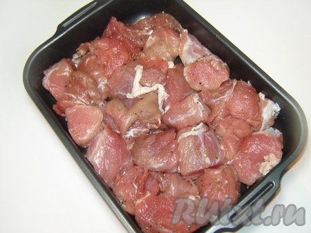 Выкладываем мясо