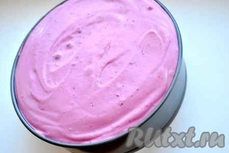 В форму (20 см) выложить первый корж, хорошо пропитать, выложить половину крема, сверху положить второй корж, пропитать и снова выложить крем. Отправить в холодильник на 3-4 часа (я обычно оставляю на ночь).
