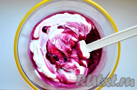 Для приготовления крема:

Чернику смешать с сахаром и лимонным соком, нагреть, но не доводить до кипения. Слегка остудить, чтобы масса стала теплой, и добавить желатин (листовой желатин предварительно замочить в холодной воде минут на 10). Все перемешать.  Сливки взбить в пышную пену. В большой миске смешать чернику с желатином, йогурт, добавить взбитые сливки.