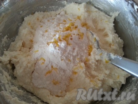 Сметану смешать с манкой, добавить сок лимона и цедру, сахар, ваниль и творог. Хорошо перемешать.
