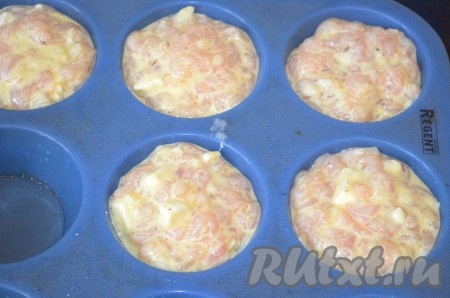 Получившуюся массу разложить по силиконовым формочкам для выпечки кексов.&nbsp; Силиконовые формочки перед выкладыванием курино-сырной массы можно не смазывать). Большие формочки не советую использовать.