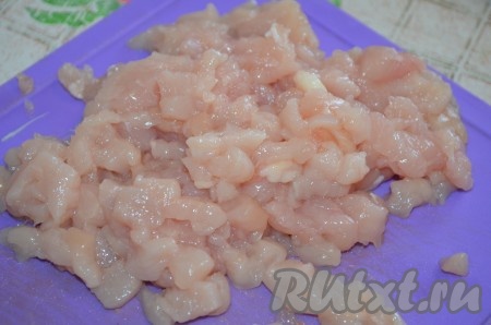 Куриное филе вымыть, обсушить, нарезать на мелкие кусочки.