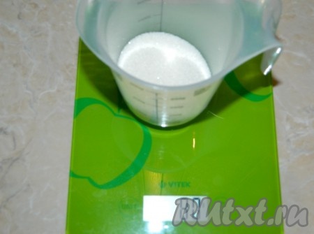 Добавить сахар, не переставая перемешивать.