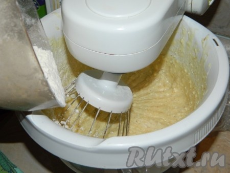 Затем понемногу добавлять муку с содой. И вымесить тесто до однородного состояния.